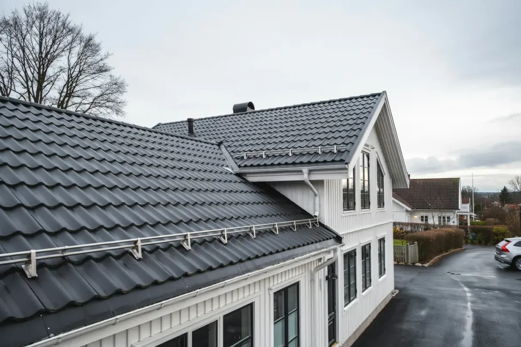 montering av taks kerhet och sn rasskydd p villa i p lsboda